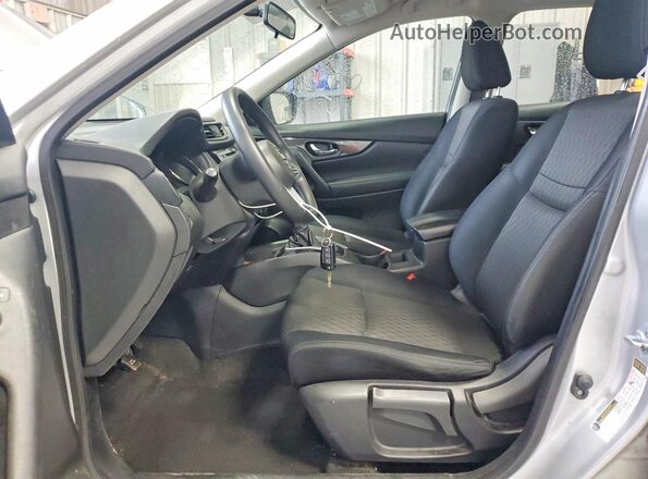 JN8AT2MV5HW259304 2017 NISSAN ROGUE Серебряный Вид салона спереди