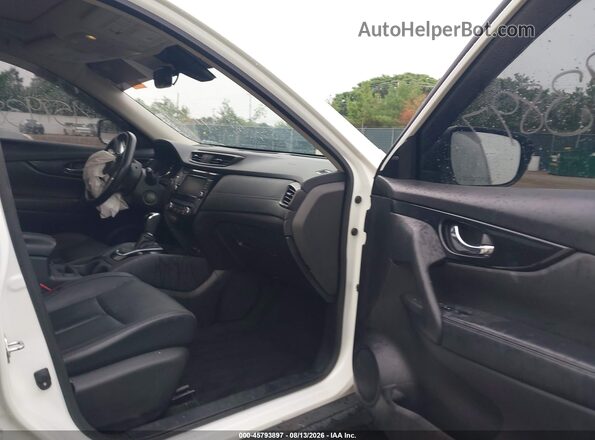 JN8AT2MV5JW330958 2018 NISSAN ROGUE Белый Вид салона спереди