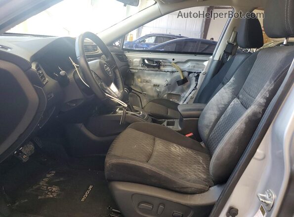 JN8AT2MV6HW001650 2017 NISSAN ROGUE Silver წინა სალონის ხედი