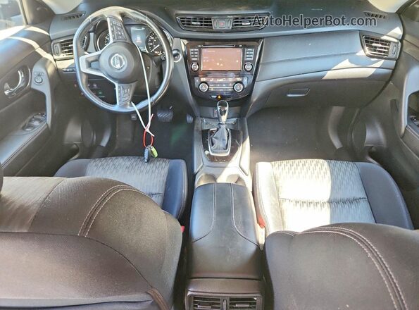 JN8AT2MV7HW267534 2017 NISSAN ROGUE Silver Widok deski rozdzielczej