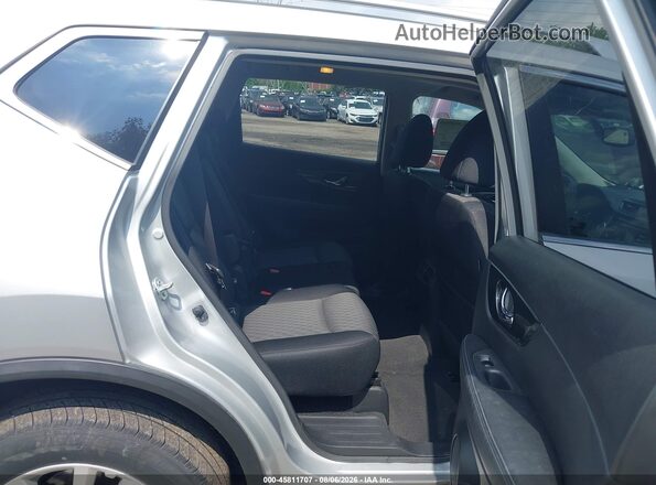 JN8AT2MV8HW019356 2017 NISSAN ROGUE Silver VIN კოდის სტიკერის ხედი