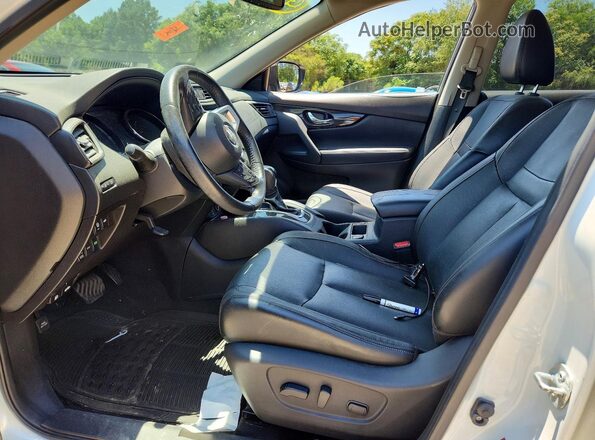 JN8AT2MV8HW271835 2017 NISSAN ROGUE Белый Вид салона спереди