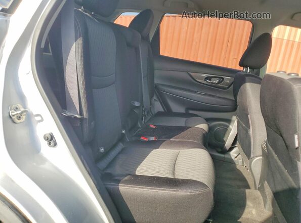 JN8AT2MV8HW284214 2017 NISSAN ROGUE Серебряный Вид задней части салона
