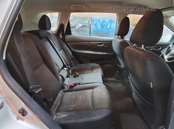 JN8AT2MVXHW025756 2017 NISSAN ROGUE Silver Widok wnętrza z tyłu