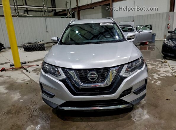 JN8AT2MVXJW309877 2018 NISSAN ROGUE Silver Widok z przodu