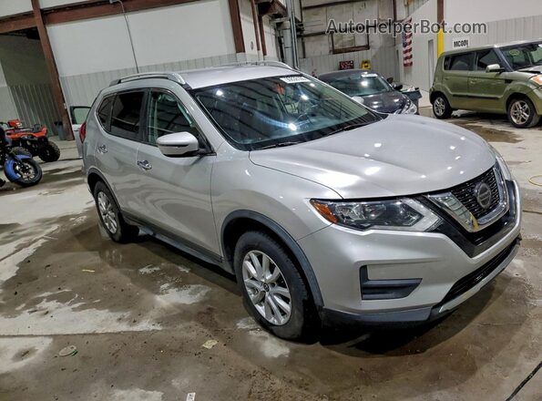 JN8AT2MVXJW309877 2018 NISSAN ROGUE Silver Przód prawy