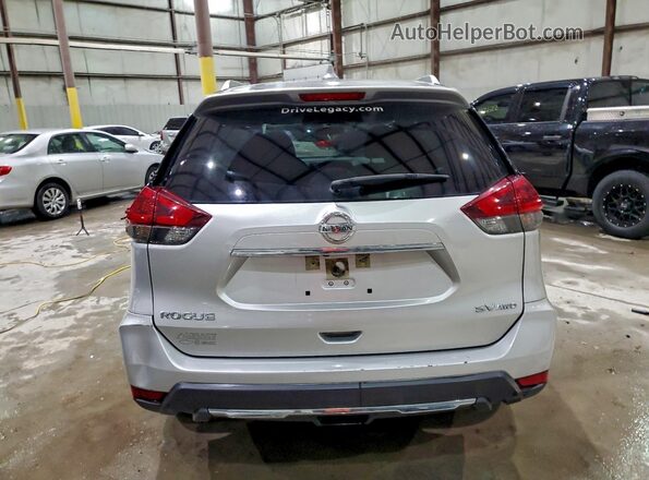 JN8AT2MVXJW309877 2018 NISSAN ROGUE Silver Widok z tyłu