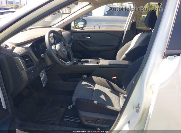 JN8BT3BA8PW433035 2023 NISSAN ROGUE White Widok wnętrza z przodu