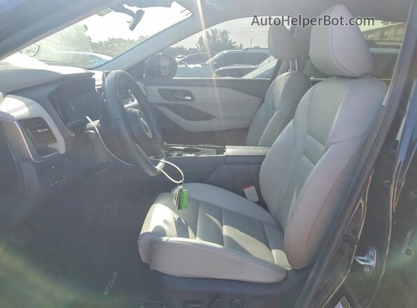 JN8BT3BA8RW355164 2024 NISSAN ROGUE Черный Вид салона спереди