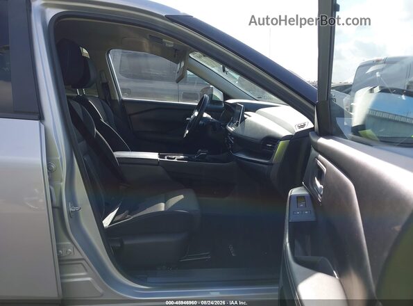 JN8BT3BB6SW421435 2025 NISSAN ROGUE Серебряный Вид салона спереди