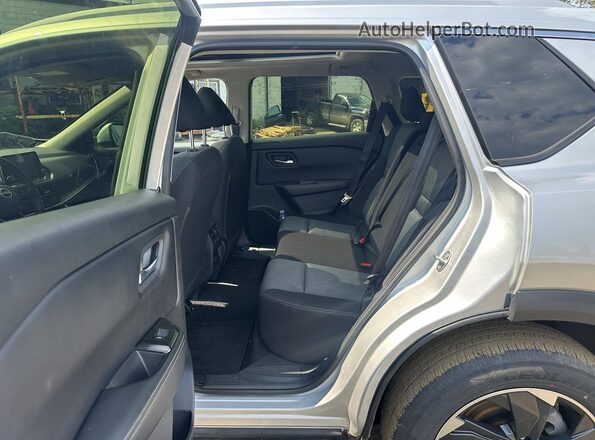 JN8BT3BBXSW158737 2025 NISSAN ROGUE Серебряный Вид салона спереди