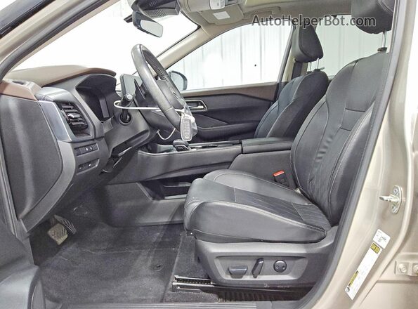JN8BT3DC4PW100667 2023 NISSAN ROGUE Gold Widok wnętrza z przodu