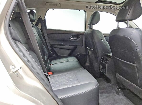 JN8BT3DC4PW100667 2023 NISSAN ROGUE Gold Widok wnętrza z tyłu