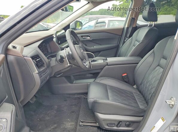 JN8BT3DC6PW102436 2023 NISSAN ROGUE Серебряный Вид салона спереди