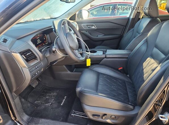 JN8BT3DCXSW102867 2025 NISSAN ROGUE Черный Вид салона спереди