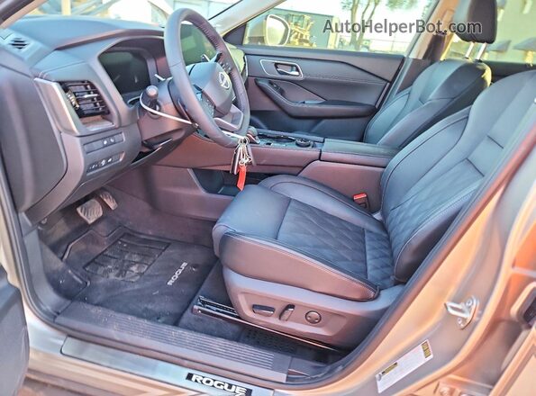 JN8BT3DDXTW475210 2026 NISSAN ROGUE Silver Front interior view