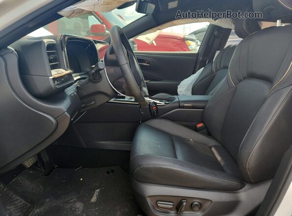 JTDAAAAF6S3032107 2025 TOYOTA CROWN White Вид салону спереду