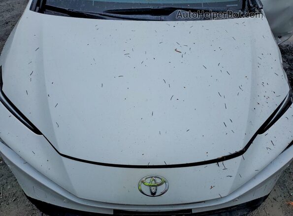 JTDACAAU0R3025849 2024 TOYOTA PRIUS White Vista del compartimento del motor
