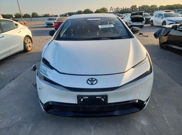 JTDACAAU6S3060482 2025 TOYOTA PRIUS White Դիմացի տեսք