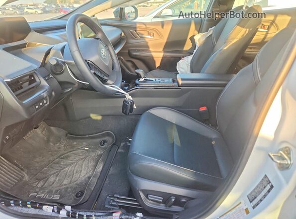 JTDACAAU6S3060482 2025 TOYOTA PRIUS White Սալոնի դիմացի տեսք