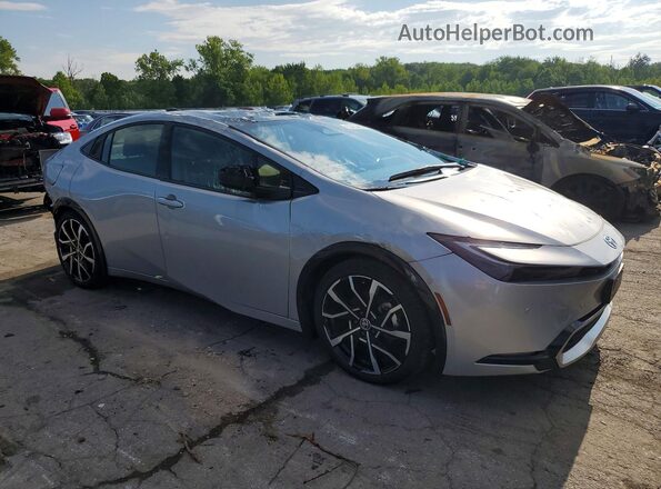 JTDACACU1S3043473 2025 TOYOTA PRIUS Silver Delantero derecho