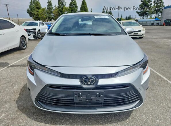 JTDB4MEE7T3038210 2026 TOYOTA COROLLA Серебряный Вид спереди
