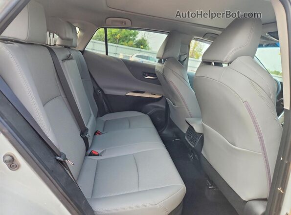 JTEAAAAH5RJ175133 2024 TOYOTA VENZA White Rear interior view