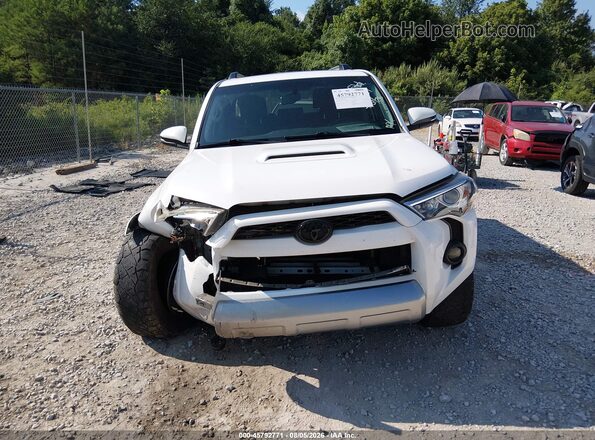 JTEBU5JR2J5533247 2018 TOYOTA 4RUNNER White Widok z przodu
