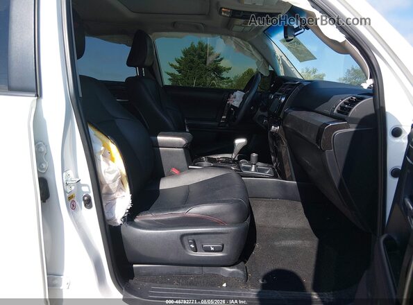 JTEBU5JR2J5533247 2018 TOYOTA 4RUNNER White Widok wnętrza z przodu