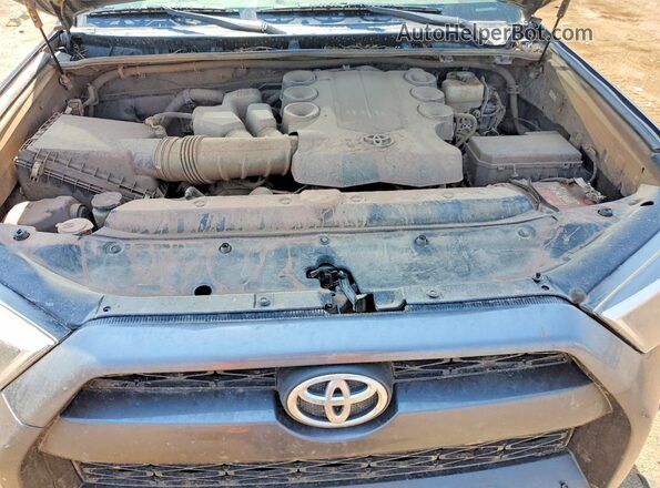 JTEBU5JR3J5536075 2018 TOYOTA 4RUNNER Charcoal Vista del compartimento del motor
