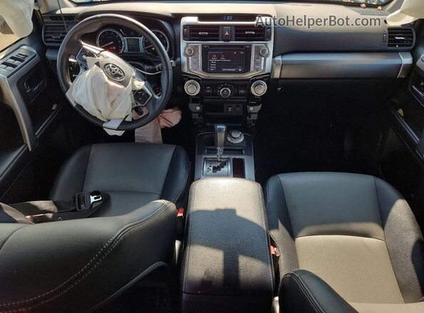 JTEBU5JR4J5588282 2018 TOYOTA 4RUNNER White Widok deski rozdzielczej