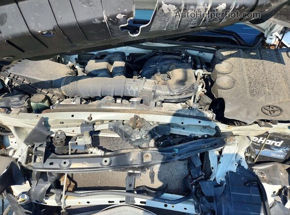 JTEBU5JR4J5588282 2018 TOYOTA 4RUNNER White Widok komory silnika