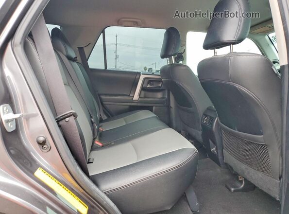JTEBU5JR4L5779879 2020 TOYOTA 4RUNNER Gray Вид задньої частини салону