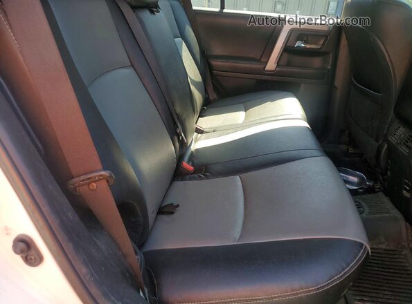 JTEBU5JR5J5550446 2018 TOYOTA 4RUNNER White უკანა სავარძლების ხედი
