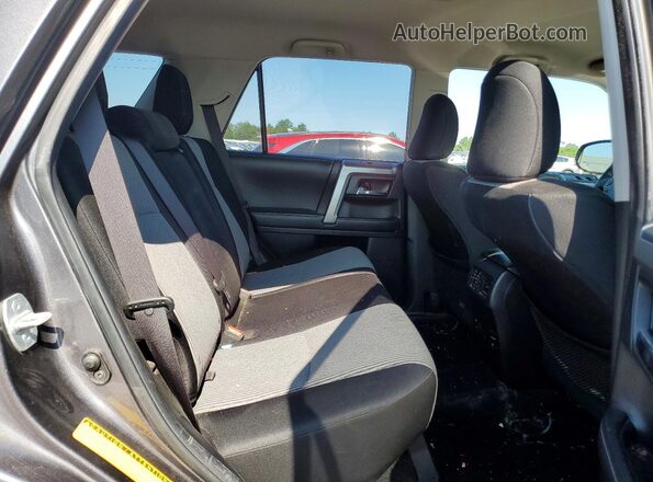 JTEBU5JR7H5453260 2017 TOYOTA 4RUNNER Gray Widok wnętrza z tyłu