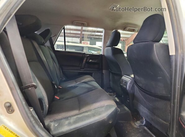 JTEBU5JRXG5369853 2016 TOYOTA 4RUNNER Silver Вид задньої частини салону