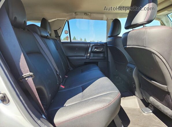 JTEBU5JRXH5407910 2017 TOYOTA 4RUNNER Silver Вид задньої частини салону