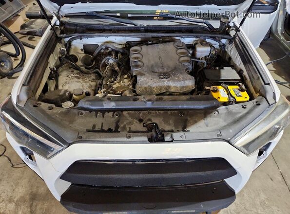 JTEBU5JRXH5468111 2017 TOYOTA 4RUNNER White Widok komory silnika