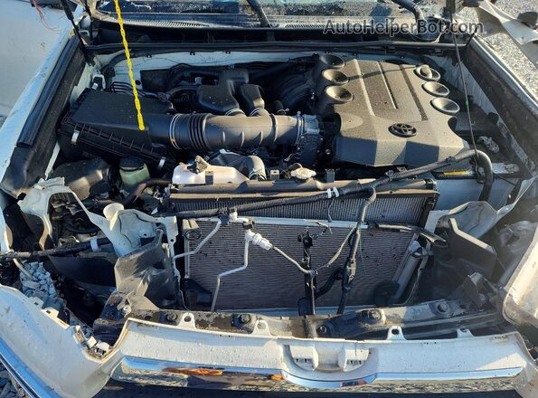 JTEDU5JR5N5273943 2022 TOYOTA 4RUNNER White ძრავის განყოფილების ხედი