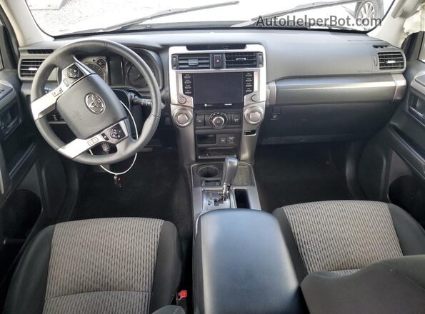 JTEEU5JRXP5296805 2023 TOYOTA 4RUNNER Серебряный Вид панели приборов