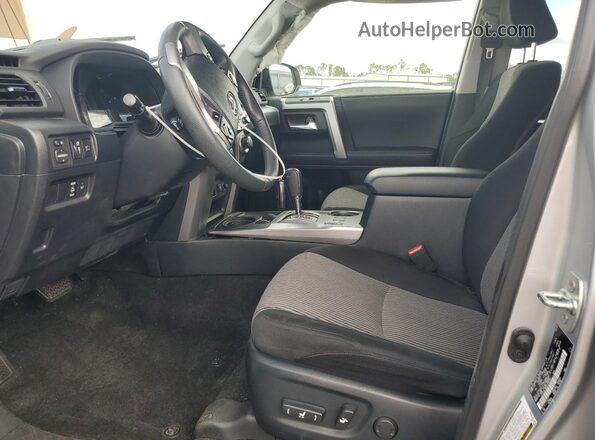 JTEEU5JRXP5296805 2023 TOYOTA 4RUNNER Серебряный Вид салона спереди