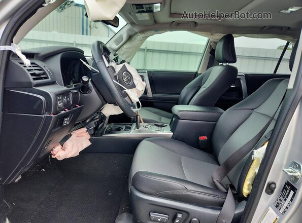 JTEFU5JR5P5293072 2023 TOYOTA 4RUNNER Серебряный Вид салона спереди