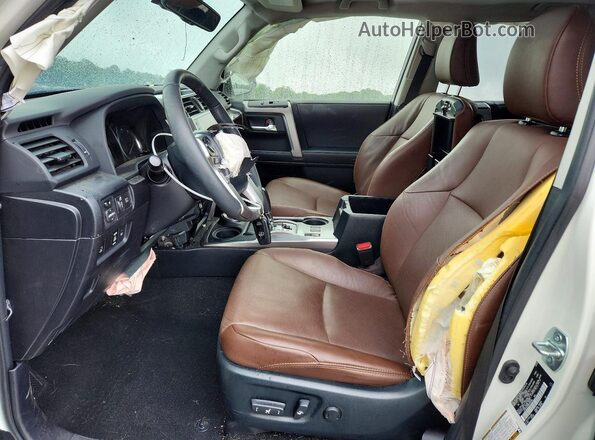 JTEKU5JR2N6042368 2022 TOYOTA 4RUNNER White Вид салону спереду