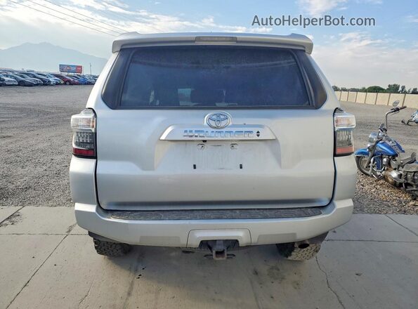 JTEMU5JR5N6001712 2022 TOYOTA 4RUNNER Silver Rear view