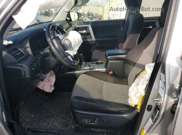 JTEMU5JR5N6001712 2022 TOYOTA 4RUNNER Silver Front interior view
