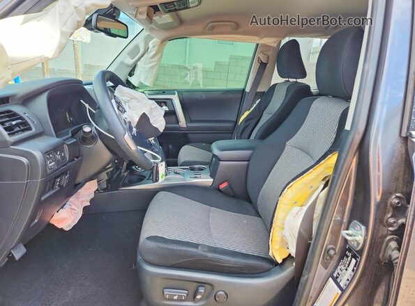 JTEMU5JR5P6129130 2023 TOYOTA 4RUNNER Gray წინა სალონის ხედი