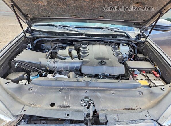 JTEMU5JR5P6129130 2023 TOYOTA 4RUNNER Gray ძრავის განყოფილების ხედი