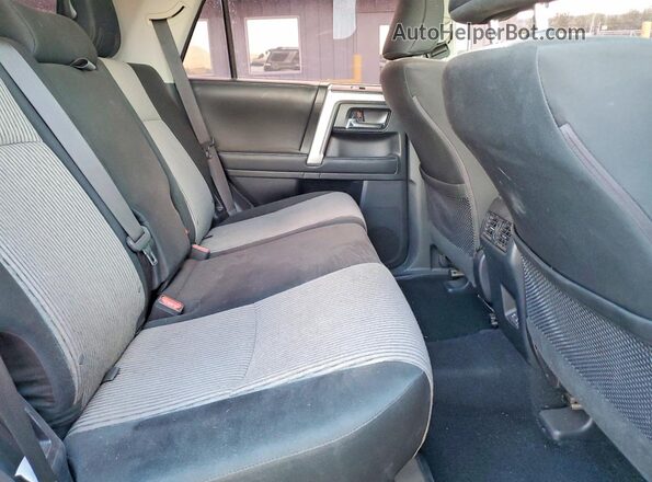 JTEMU5JR9N6037273 2022 TOYOTA 4RUNNER Charcoal Widok wnętrza z tyłu
