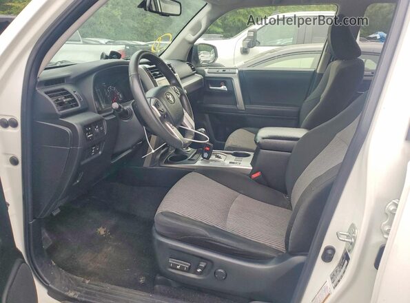 JTEMU5JR9N6050413 2022 TOYOTA 4RUNNER White წინა სალონის ხედი