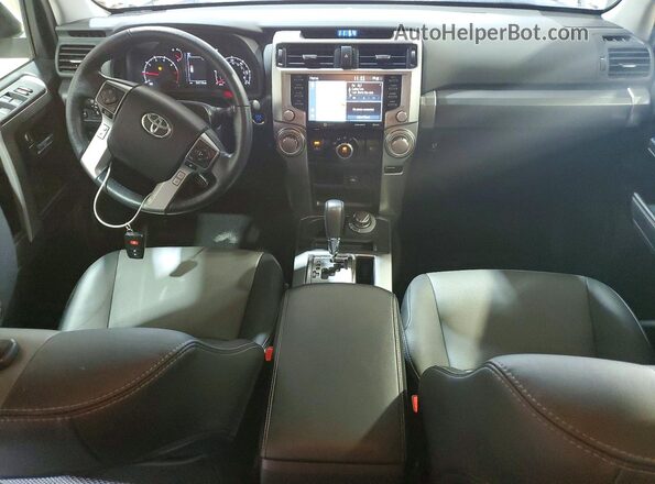 JTENU5JR0R6269366 2024 TOYOTA 4RUNNER Белый Вид панели приборов